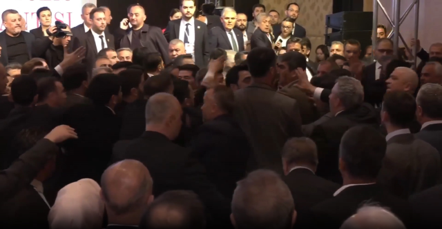 Türkiye Belediyeler Birliği seçiminde <a class='keyword-sd' href='/imamoglu/' title='İmamoğlu'>İmamoğlu</a>'nun mesajı okunurken kavga çıktı
