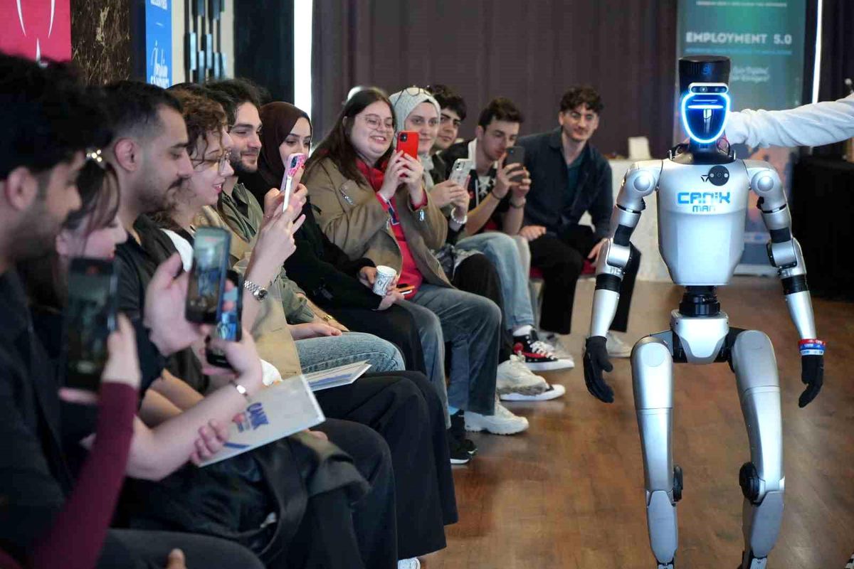 Türkiye\'nin nüfusa kaydedilen ilk robotu gençlerle buluştu: CV ve girişimcilik dersi