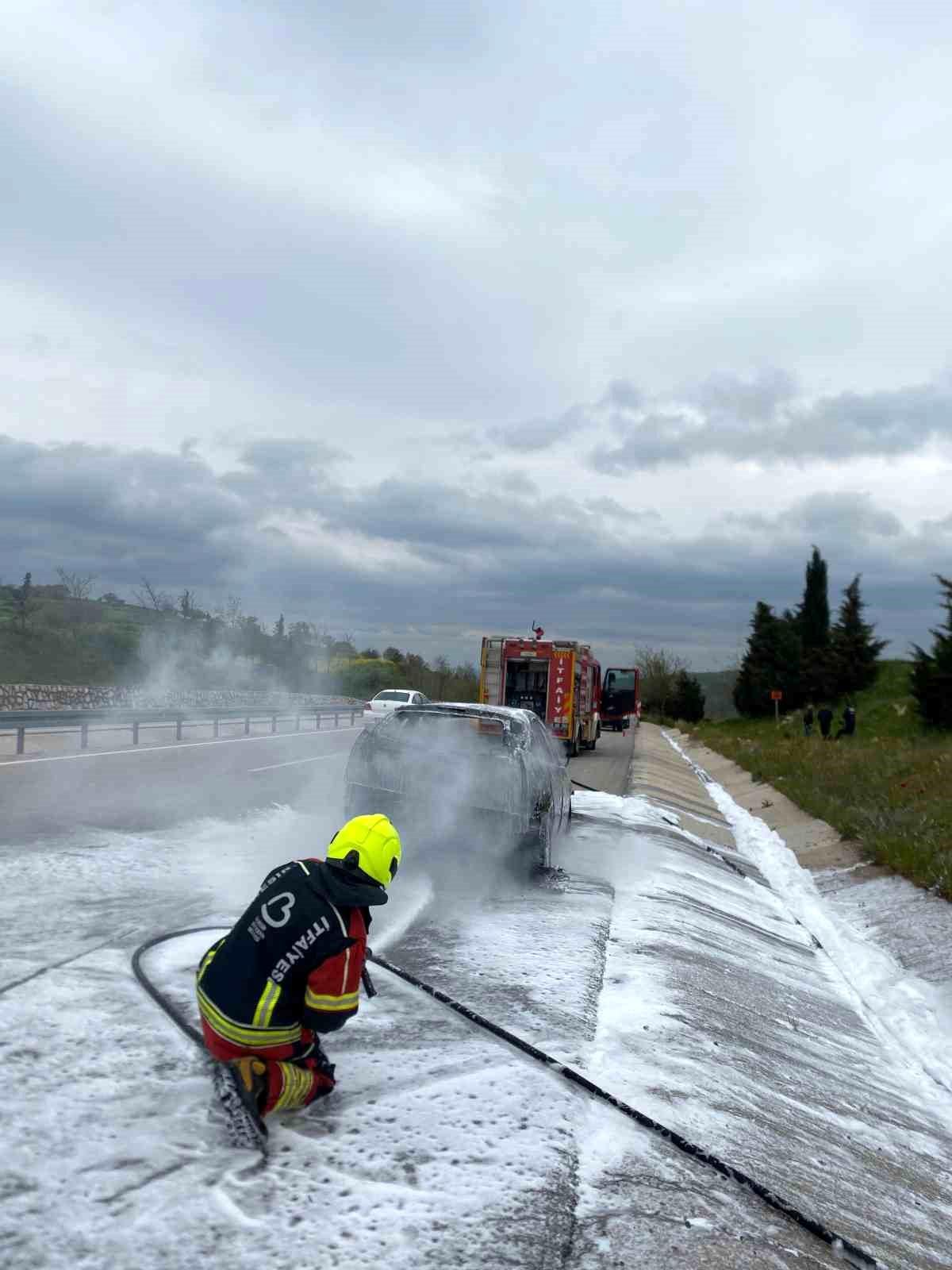 Balıkesir\'de Seyir Halinde Araç Yandı