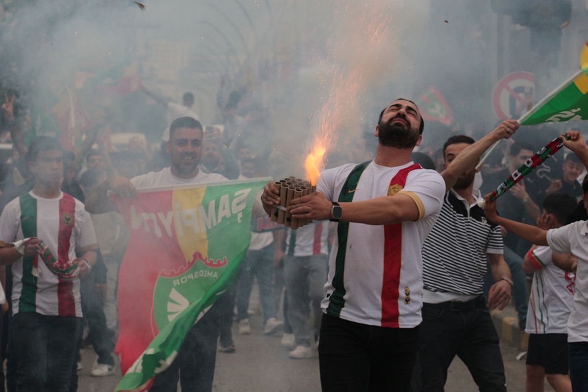 Yorgun mermi isabet etti! Diyarbakır\'daki şampiyonluk kutlamalarında 2 yaralı