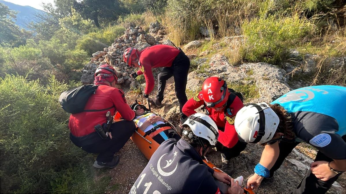 Fethiye\'de Ayağı Kırılan Yürüyüşçü Kurtarıldı