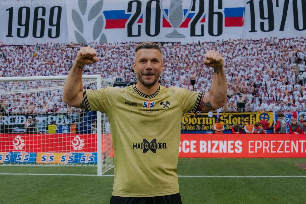 40 yaşındaki Podolski, Gornik Zabrze ile 54 yıl sonra bir ilki yaşayarak futbola veda etti