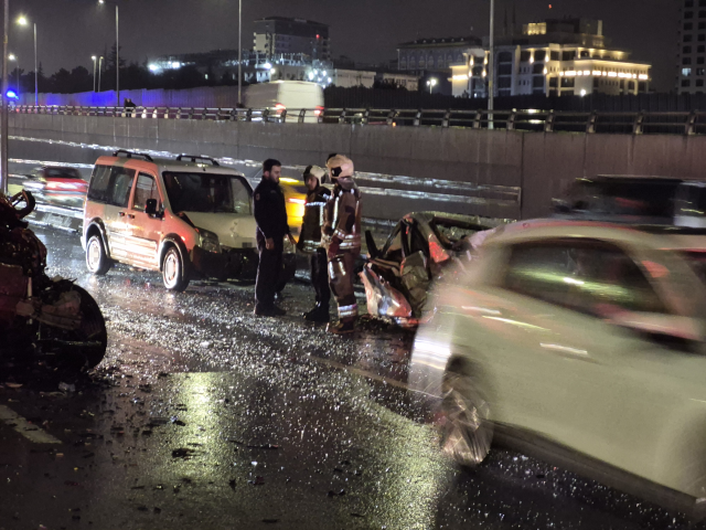 Ankara'da 4 aracın karıştığı zincirleme kazada 8 kişi yaralandı