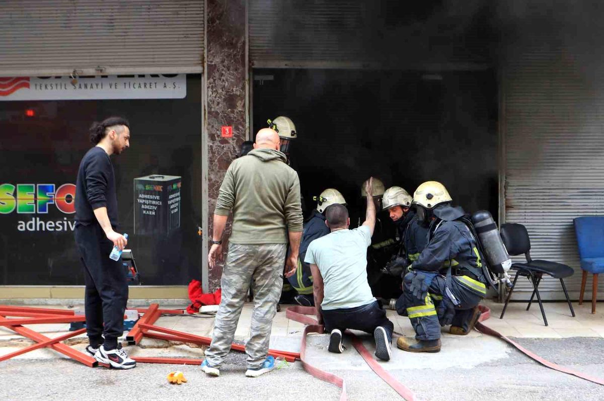 Antalya\'da sünger dolu depoda korkutan yangın