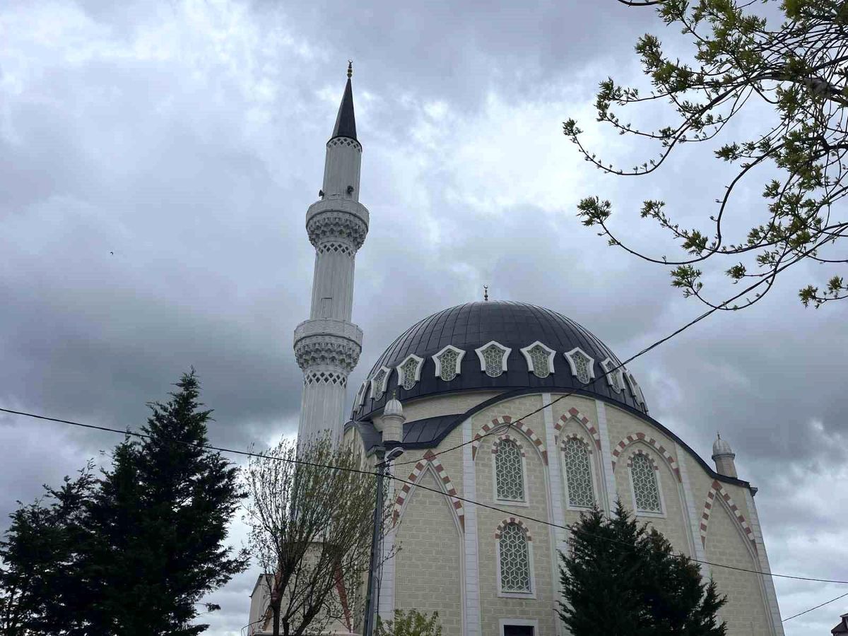 Arnavutköy\'de rüzgarın etkisiyle caminin minaresi sallandı, iki bina tahliye edildi