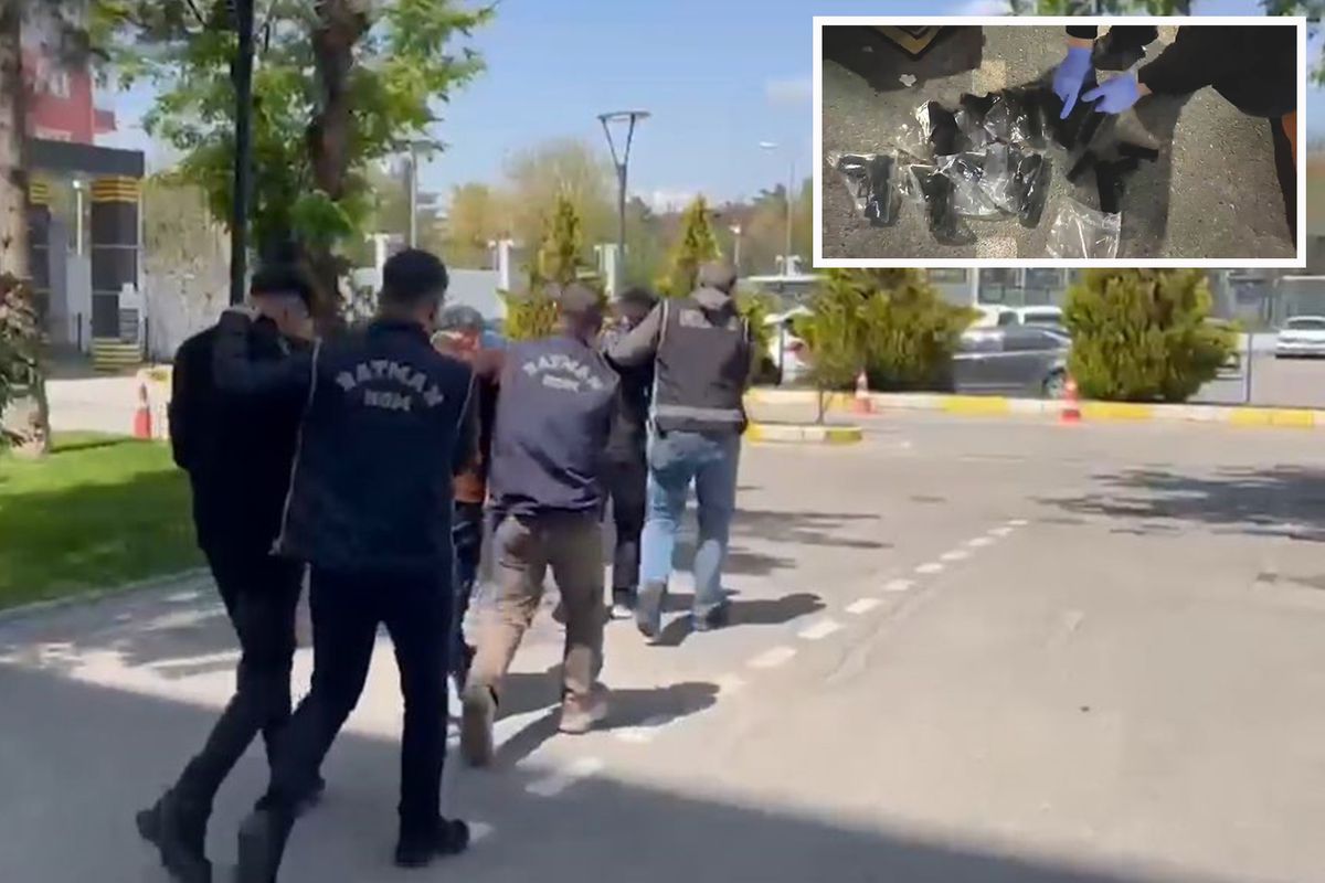Batman\'da iki otomobilde 13 tabanca ele geçirildi