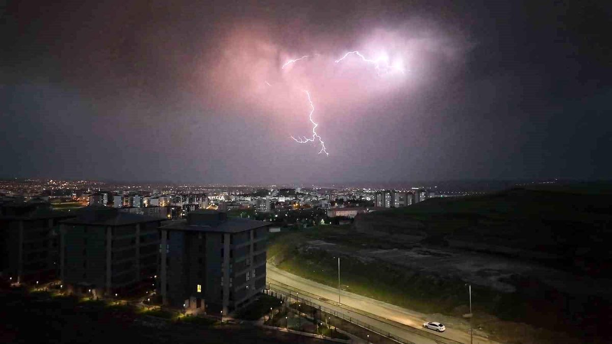 Batman\'da Gök Gürültülü Yağış Görsel Şölen Yarattı