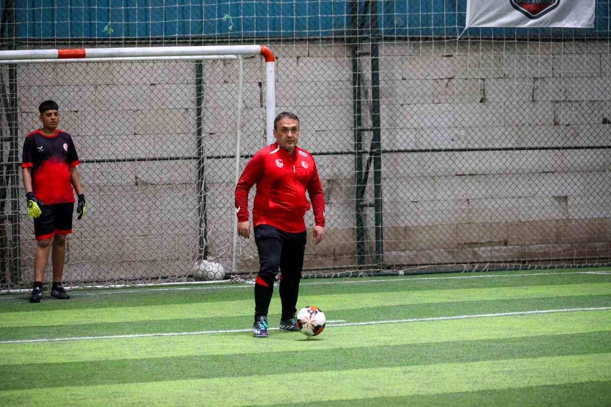 Böyle maç görülmedi, vali çocuklarla birlikte futbol oynadı