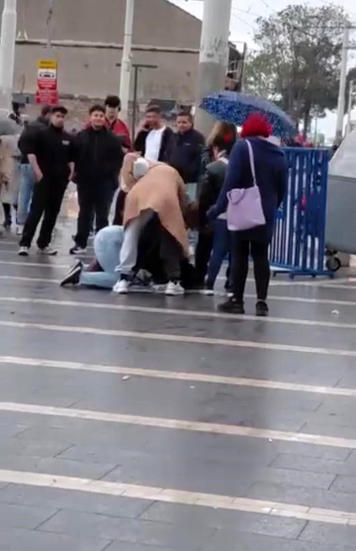 Bursa\'da engelli vatandaşa meydan ortasında saldırı: Kadınlar tekme tokat darp etti