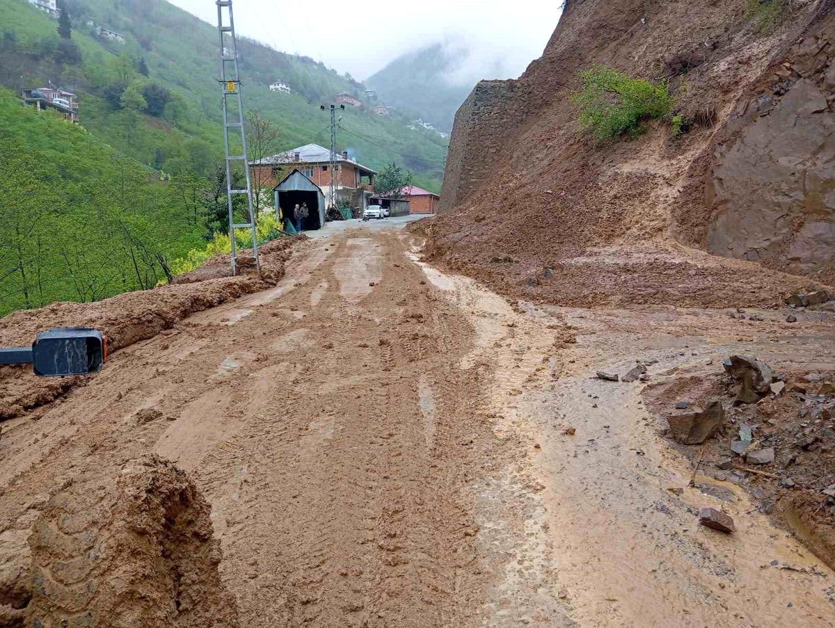Büyükşehir, heyelanın kapattığı yolları yeniden ulaşıma açtı