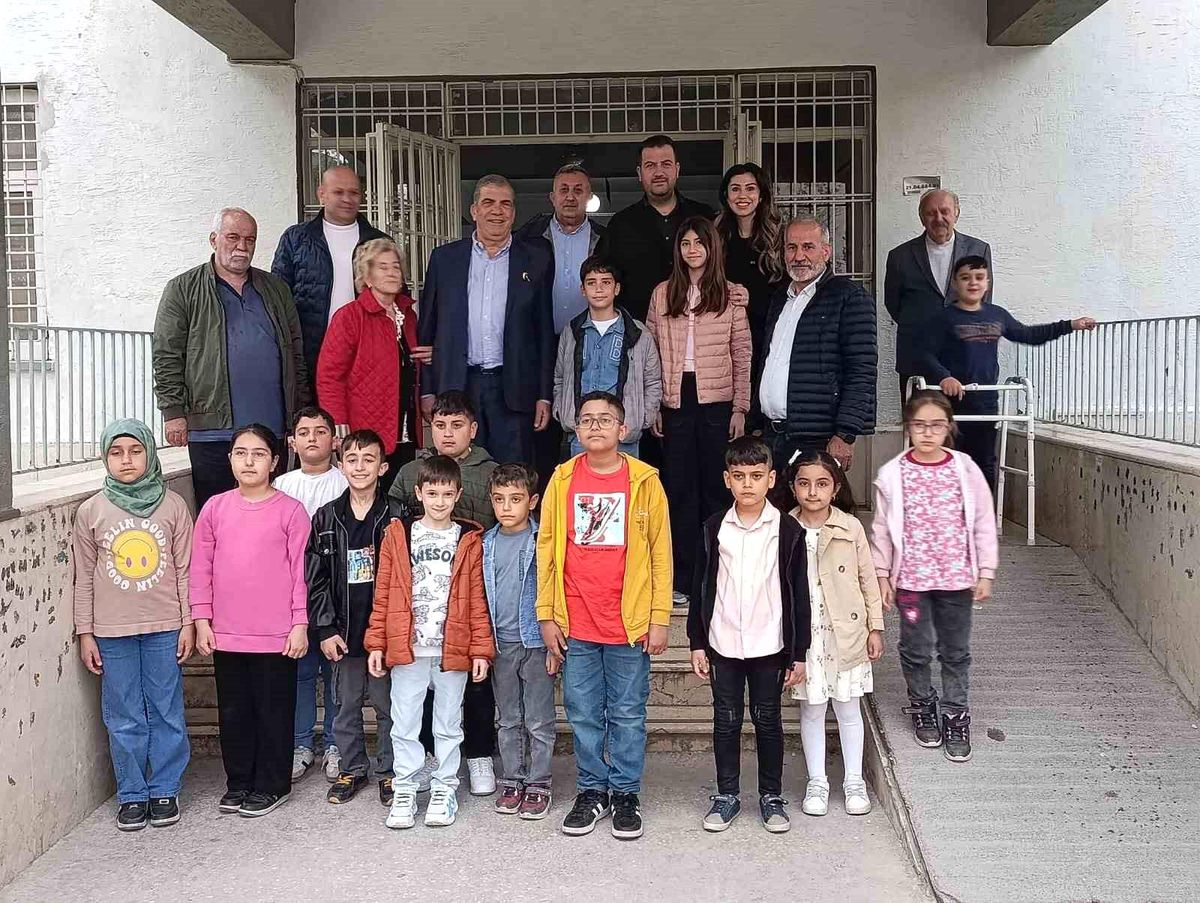 Zekai Dursun\'dan Öğrencilere Kırtasiye Yardımı