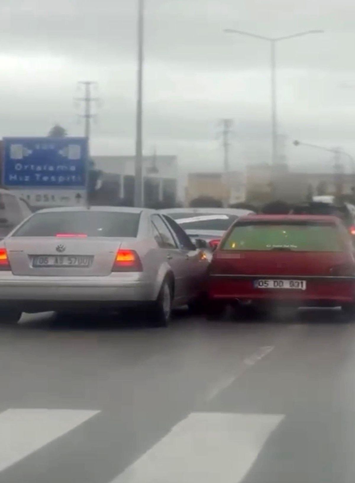Çorum\'da Düğün Konvoyu Kaza Tehlikesi Yaratıyor