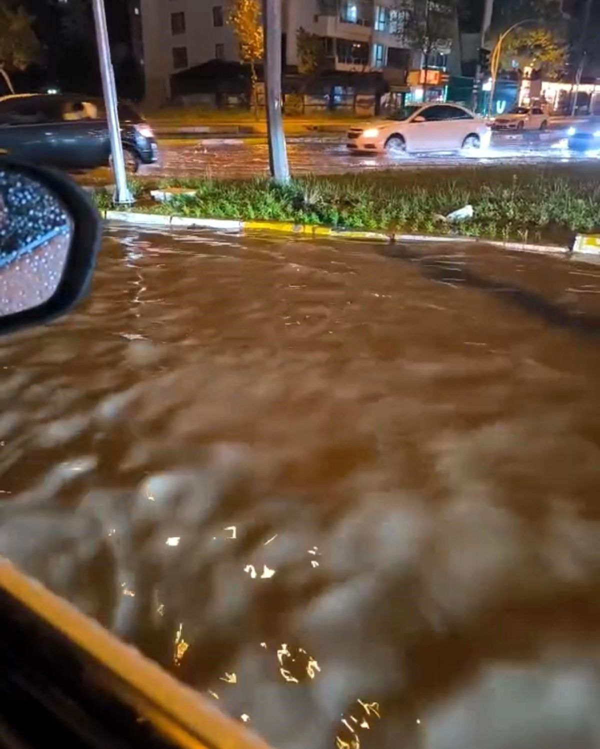Diyarbakır\'da Şiddetli Yağmur ve Fırtına