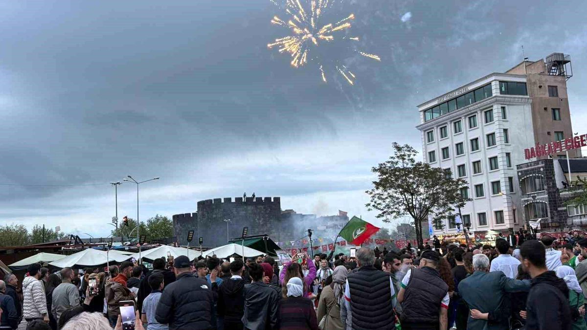 Diyarbakır\'da Kutlamalarda Yaralılar!