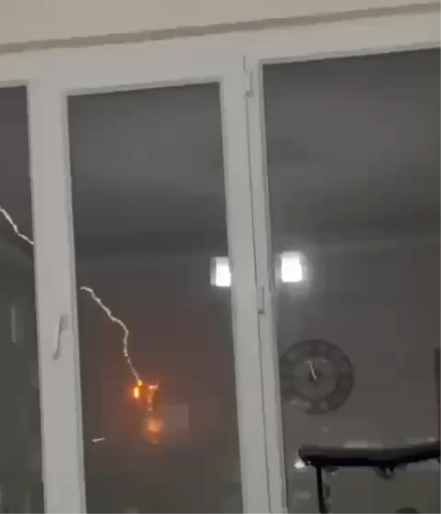Diyarbakır’da 4 katlı binaya yıldırım düştü; o anlar kamerada