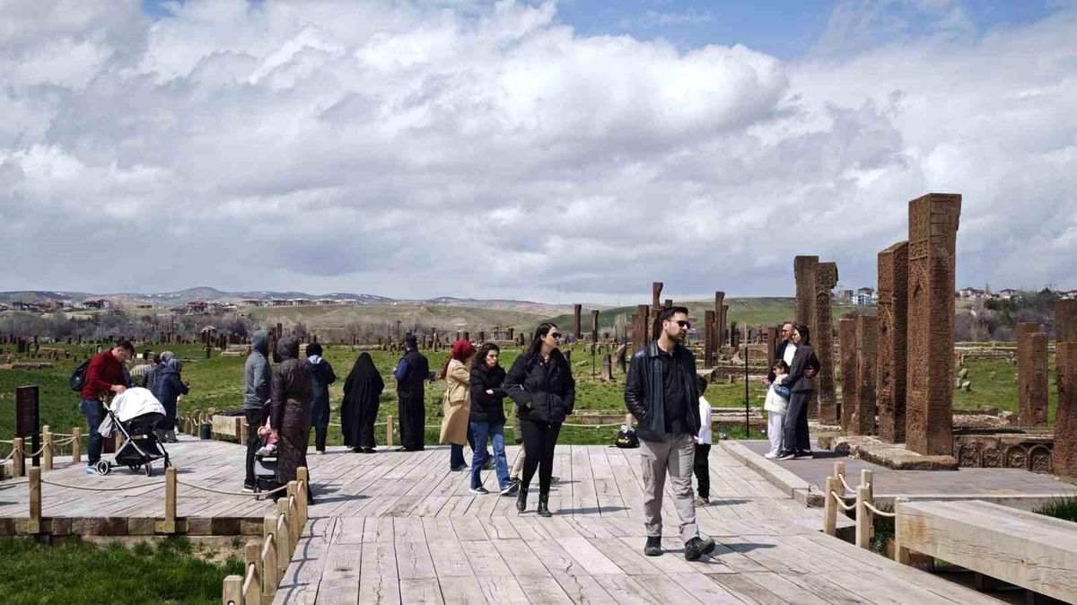 Ahlat Selçuklu Mezarlığı\'na Ziyaretçi Yoğunluğu