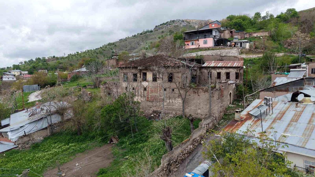 Tarihi Nihat Bey Konağı Baharla Birlikte Havadadan Görüntülendi