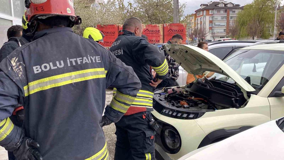 Bolu\'da Elektrikli Araçta Duman Alarmı