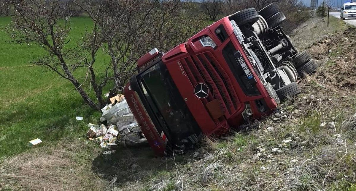 Erzincan\'da Soda Yüklü Tır Devrildi