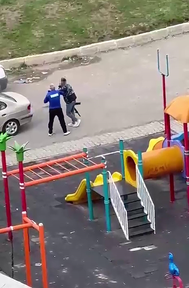 Eşinin sosyal medya açmasına sinirlenip pompalı tüfekle dehşet saçtı