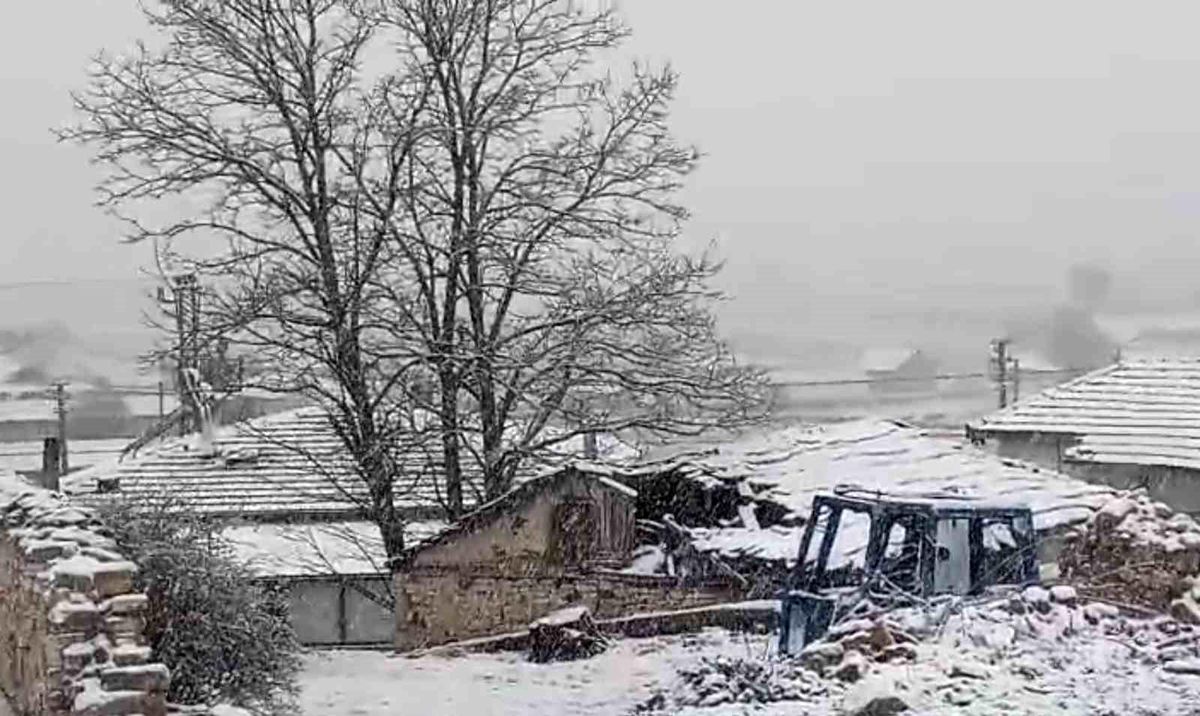 Mayıs\' ta Kar! Şükranlı Mahallesi Beyaza Büründü