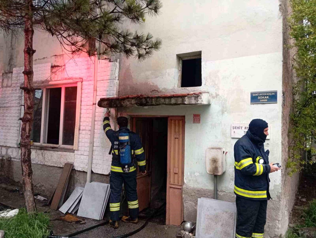 Evde çıkan yangında dumandan etkilenen 98 yaşındaki kadın hayatını kaybetti