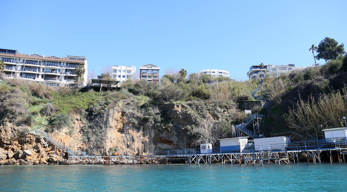 Antalya Falezlerinde Kaçak Yapılara Yıkım Kararı