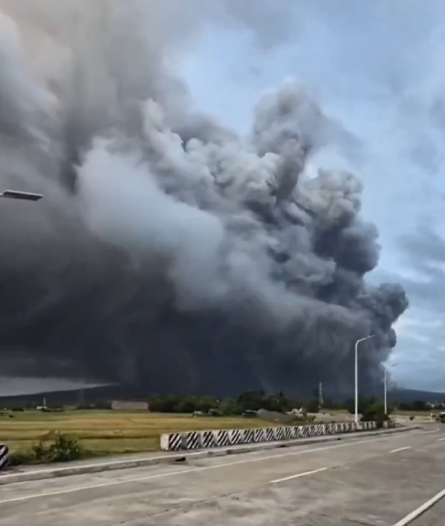 Filipinler'deki Mayon Yanardağı'nda patlama! Binlerce kişi tahliye edildi