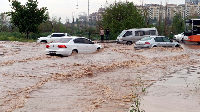 Gaziantep ile Şanlıurfa'yı sağanak ve şiddetli fırtına vurdu