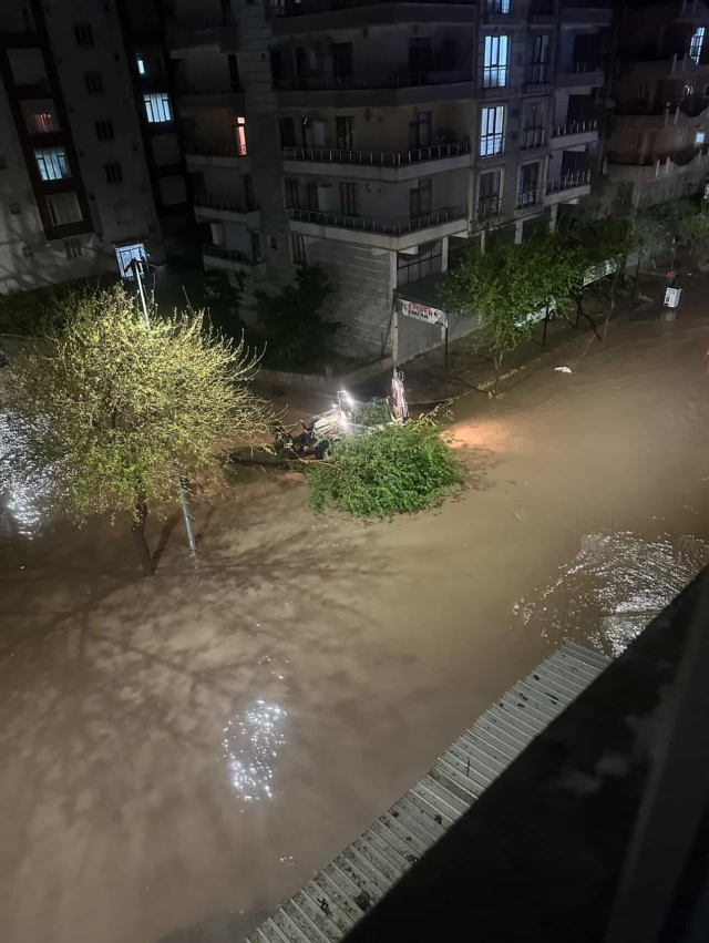 Gaziantep ile Şanlıurfa'yı sağanak ve şiddetli fırtına vurdu