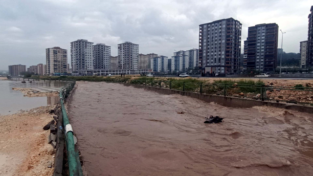 Gaziantep ile Şanlıurfa'yı sağanak ve şiddetli fırtına vurdu