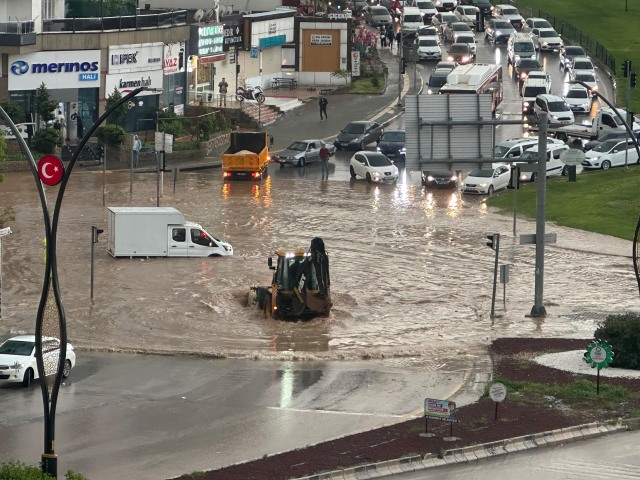 Gaziantep ile Şanlıurfa'yı sağanak ve şiddetli fırtına vurdu