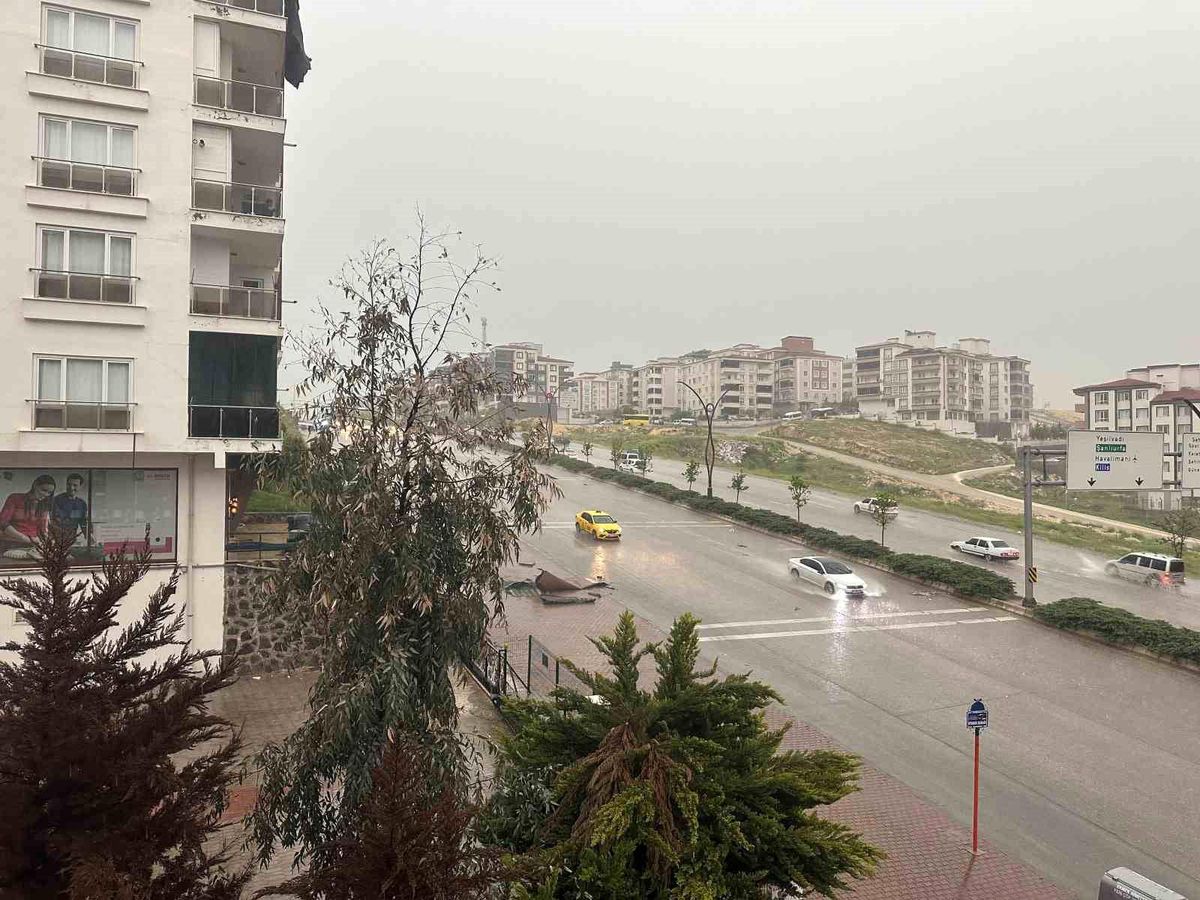 Gaziantep\'te Sağanak ve Fırtına Hayatı Etkiledi