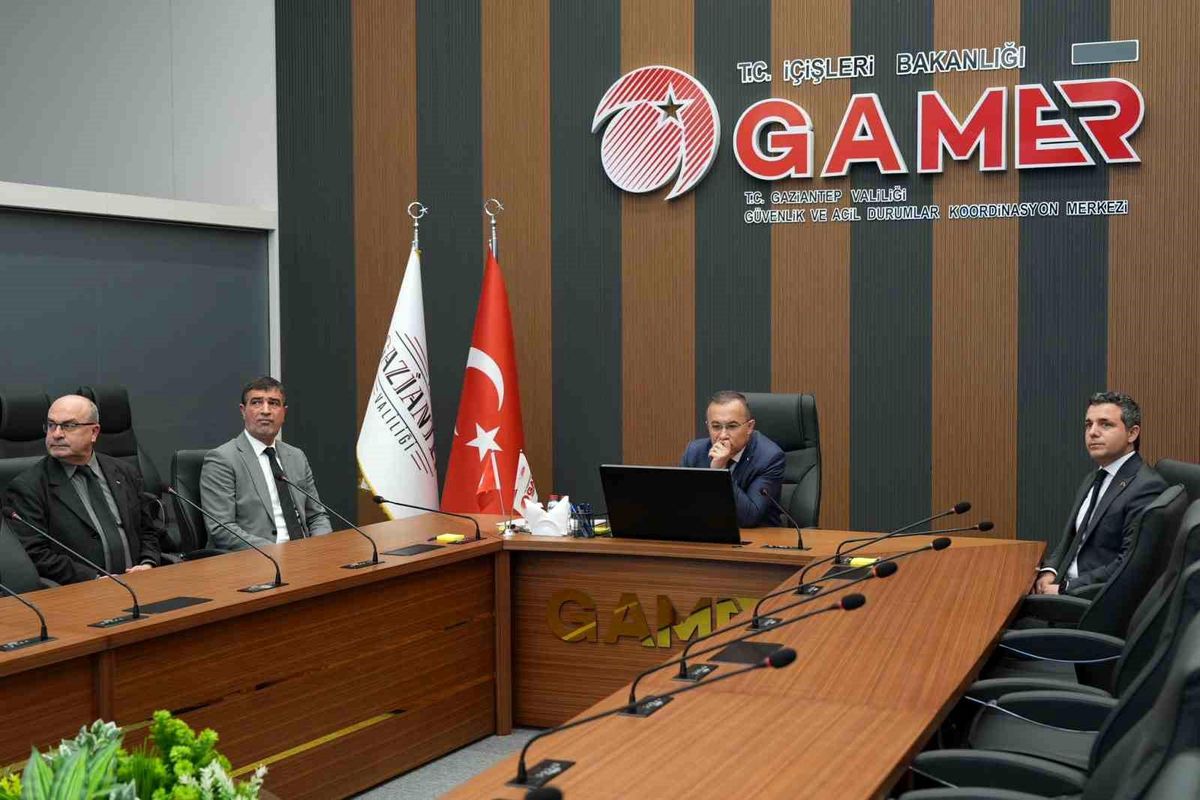 Gaziantep Valiliği\'nden "süper hücre" açıklaması: "Bazı bölgelerde olumsuzluklar yaşanmış, vatandaşlarımız hafif yaralanmıştır"