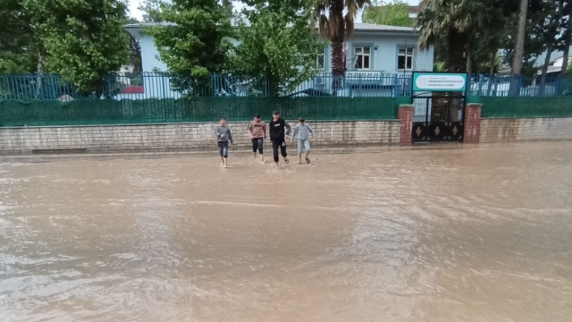 Gaziantep ve Kahramanmaraş'ta sağanak ve fırtına: Çatılar uçtu, yollar göle döndü