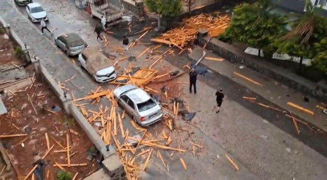 Gaziantep ve Kahramanmaraş'ta sağanak ve fırtına: Çatılar uçtu, yollar göle döndü