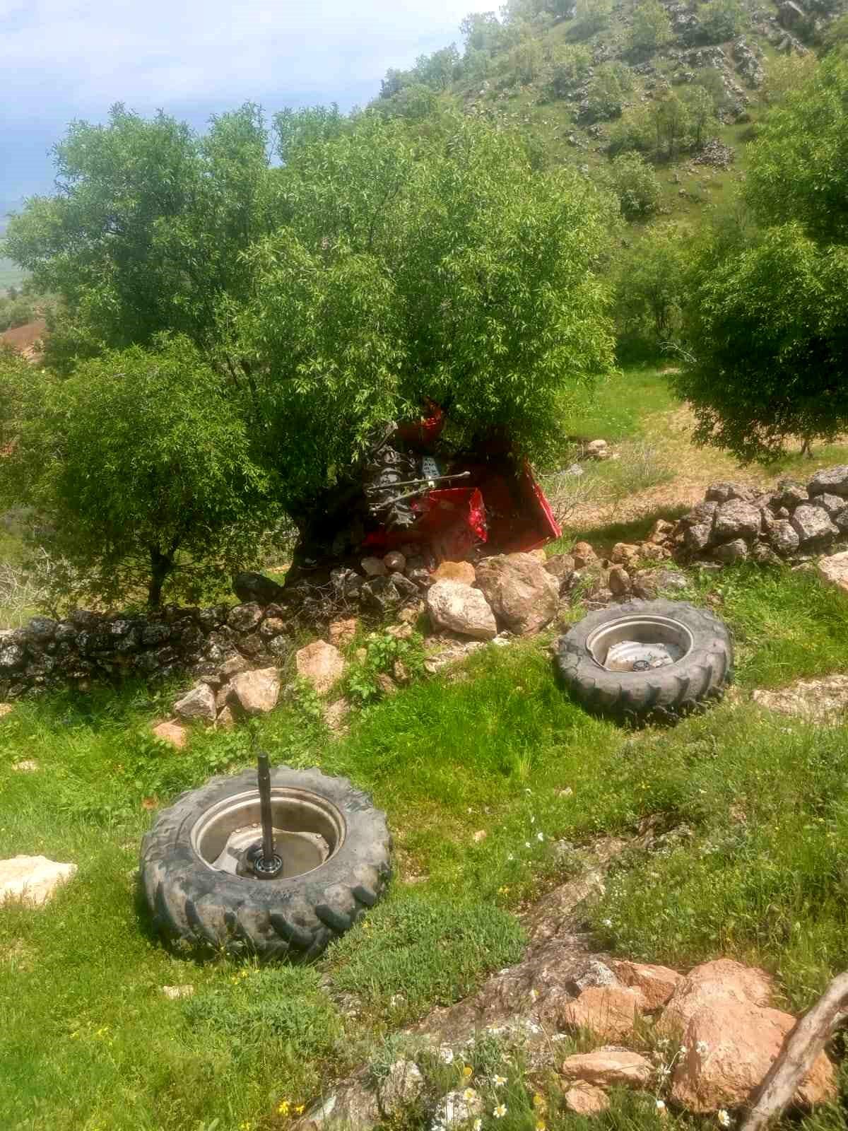 Traktör Uçuruma Yuvarlandı, Sürücü Kurtuldu