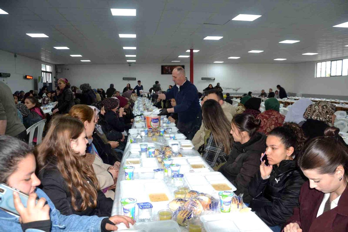 Hıdırellez şenliklerinde yüzlerce vatandaşa yemek verildi