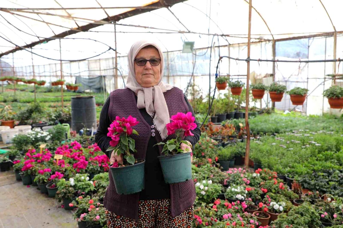Kadın emeği ile üretilen çiçekler Muğla sokaklarını süslüyor