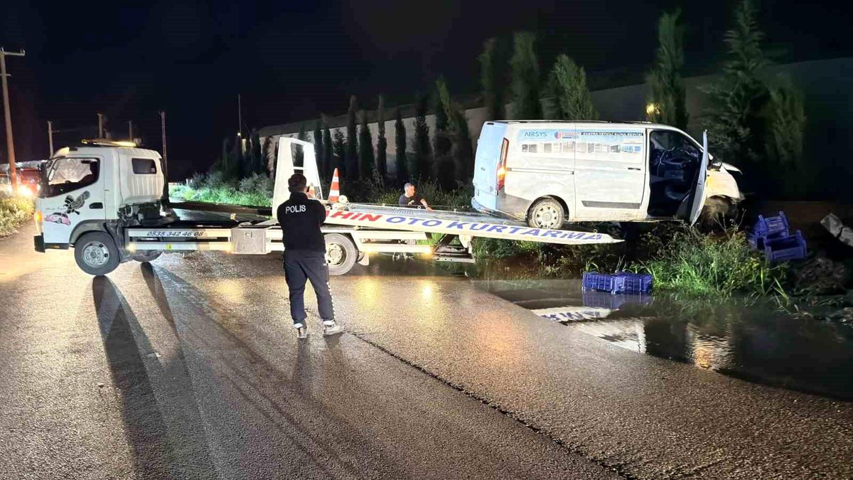 Antalya\'da Kamyonet Su Kanalında Asılı Kaldı