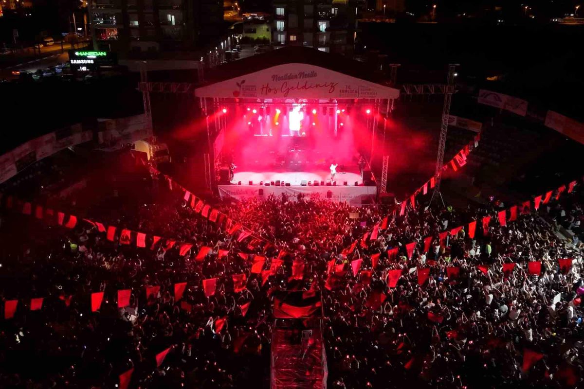 Kumluca\'da festival coşkusu Poizi konseriyle devam etti