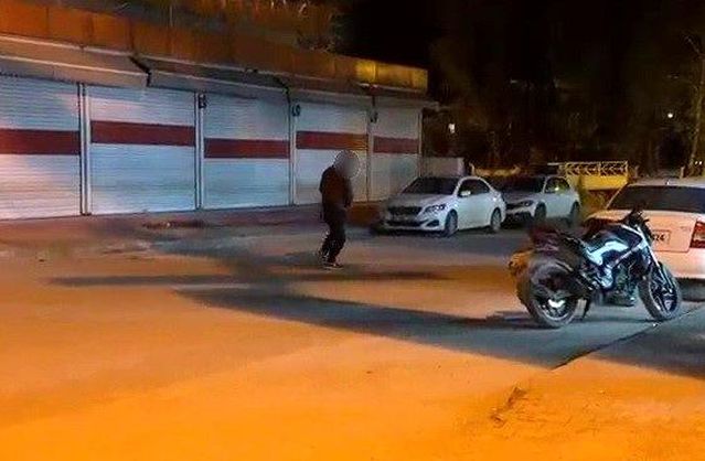 Madde bağımlısı yolun ortasında yalpalayarak ilerledi