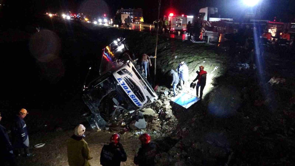 Malatya\'da Otobüs Kazasında Üç Ölü, 22 Yaralı