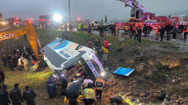 Malatya'da yolcu otobüsü şarampole devrildi: 4 ölü, 15 yaralı