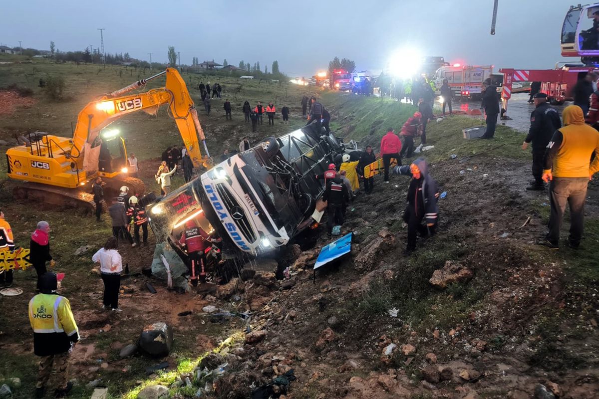 Malatya\'da yolcu otobüsü şarampole devrildi: 4 ölü, 15 yaralı