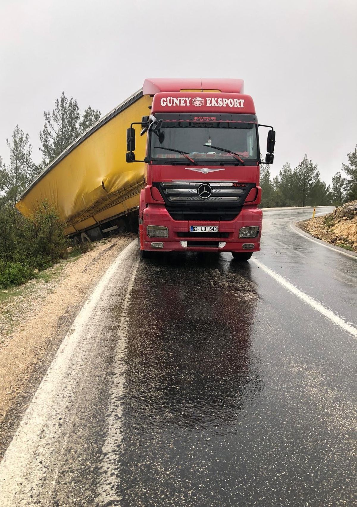 Silifke\'de TIR ile çarpışan otomobilde sürücü hayatını kaybetti