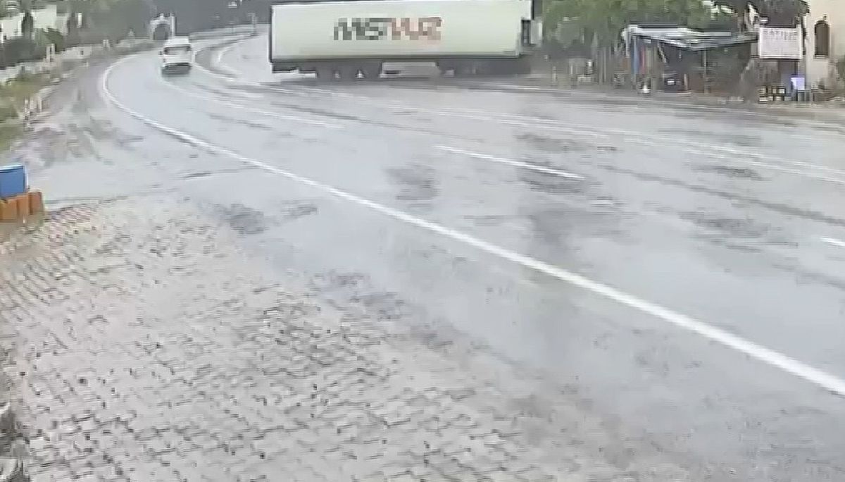 Mersin\'de TIR Kaza Anı Güvenlik Kamerasında