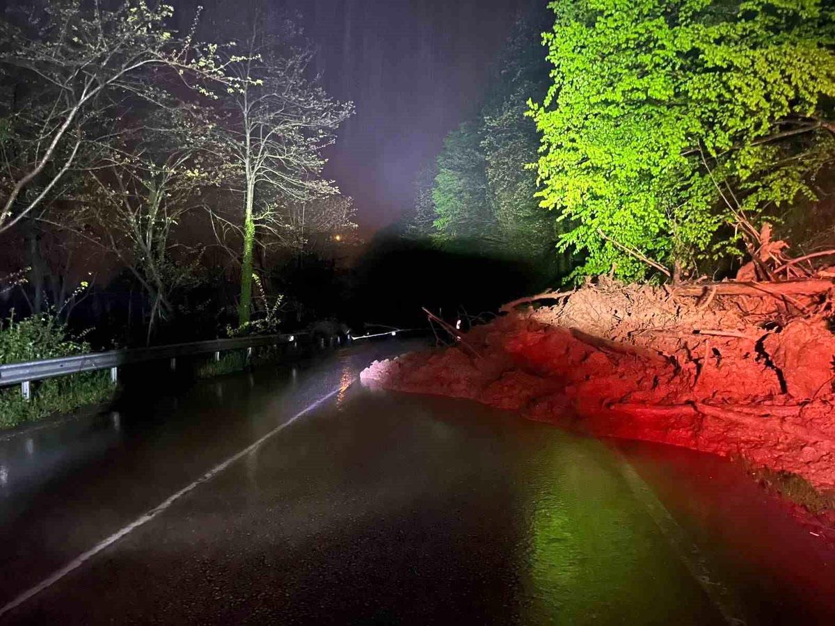 Fatsa-Kumru Yolu Heyelan Nedeniyle Kapandı