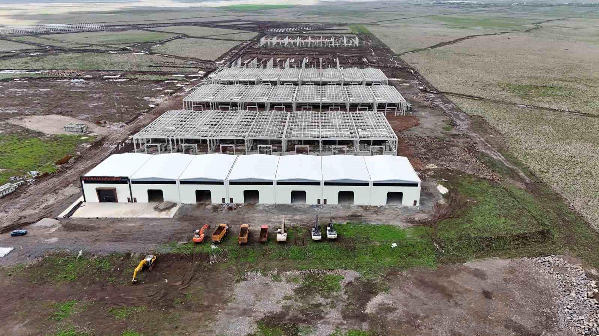 Orta Doğu\'da çatışmaya rağmen ülkede \'Terörsüz Türkiye\' süreci: Diyarbakırlı iş adamı kentinde milyarlık yatırımı sürdürüyor
