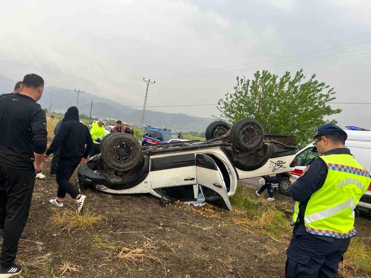 Osmaniye\'de kontrolden çıkan otomobil tarlaya devrildi: 1 yaralı